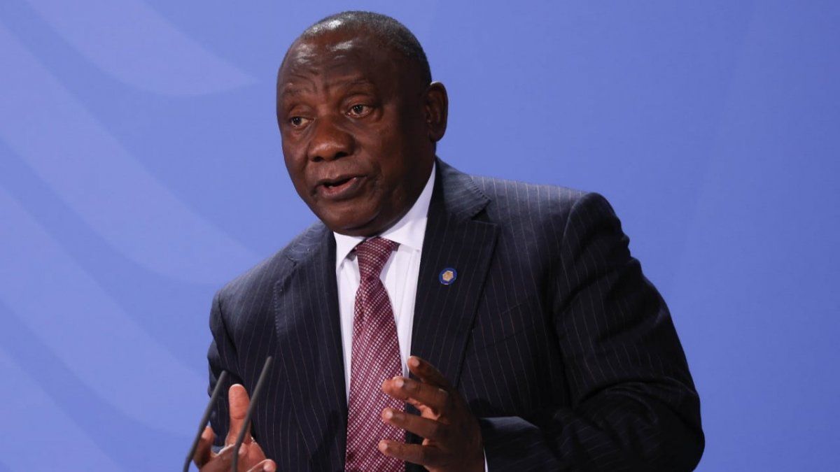 Cyril Ramaphosa tiene síntomas leves