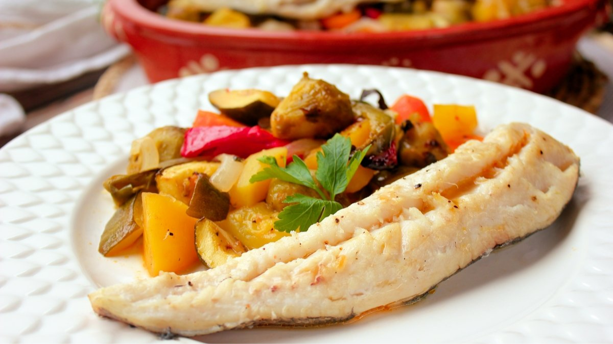 Merluza con verduras al horno: la receta con pocos ingredientes para preparar cuando quieras