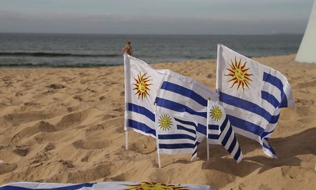 Los extranjeros residentes en Uruguay podrán viajar a ese país. Los extranjeros residentes en Uruguay podrán viajar a ese país.
