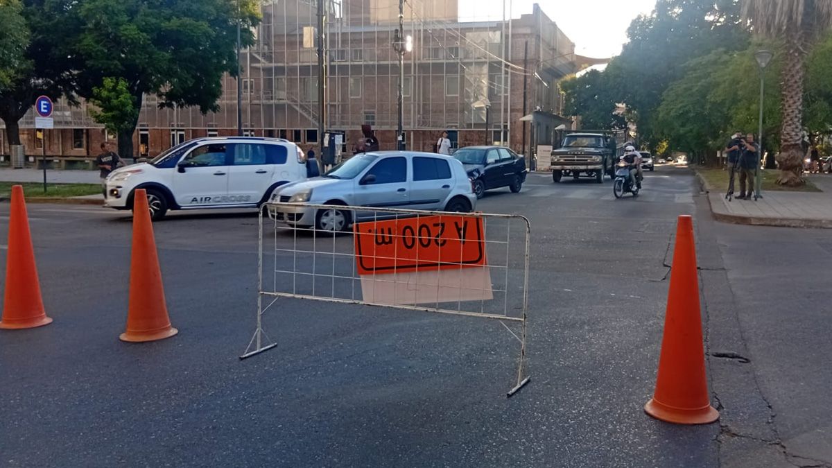 Uno de los cortes de este viernes por la mañana se realiza en Bulevar Pellegrini y Rivadavia