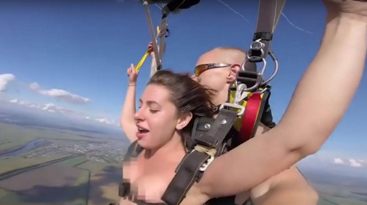 Estrella porno rusa se tiró en paracaídas desnuda