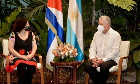 Carla Vizzotti junto al presidente de Cuba, Miguel Díaz-Canel Bermúdez, este sábado por la mañana en La Habana. Carla Vizzotti junto al presidente de Cuba, Miguel Díaz-Canel Bermúdez, este sábado por la mañana en La Habana.