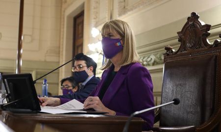 A través de un comunicado, la vicegobernadora de Santa Fe, Alejandra Rodenas aclaró que de ningún modo impulsó una resolución que votó el Senado, que el archivo de una causa penal corresponde a los fiscales y que se limitó a comunicar la decisión de los senadores al juez Leiva. A través de un comunicado, la vicegobernadora de Santa Fe, Alejandra Rodenas aclaró que de ningún modo impulsó una resolución que votó el Senado, que el archivo de una causa penal corresponde a los fiscales y que se limitó a comunicar la decisión de los senadores al juez Leiva.