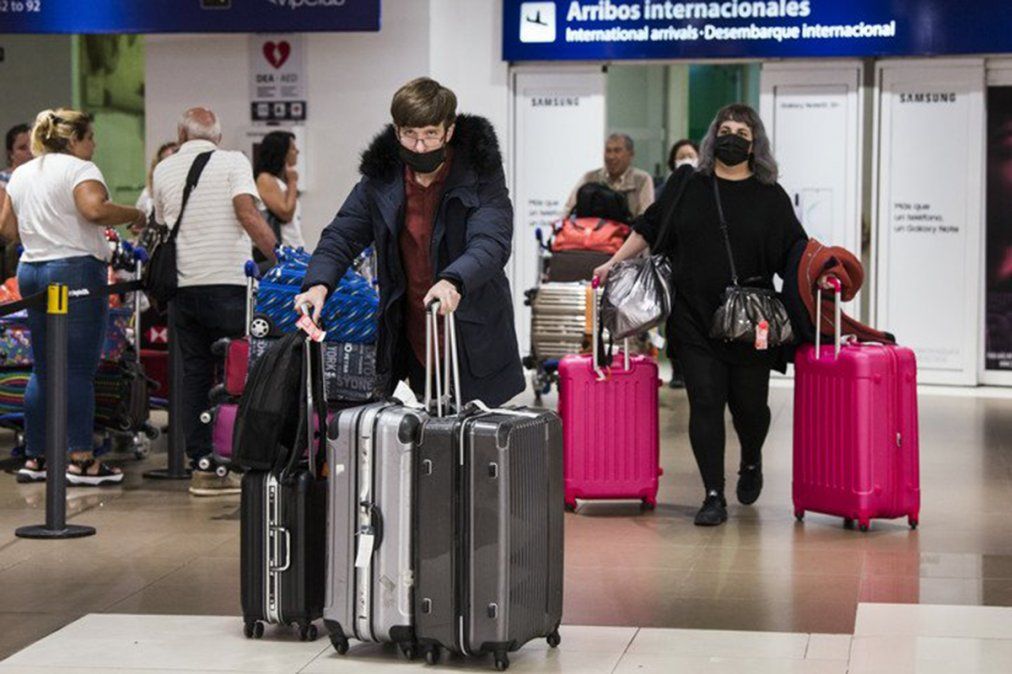 Sin disposición oficial, los empleados y pasajeros en Ezeiza usan barbijos