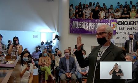 El proyecto del concejal Saúl Perman, proponiendo meditar cinco minutos antes de cada sesión, cosechó las críticas de los demás ediles. El proyecto del concejal Saúl Perman, proponiendo meditar cinco minutos antes de cada sesión, cosechó las críticas de los demás ediles.