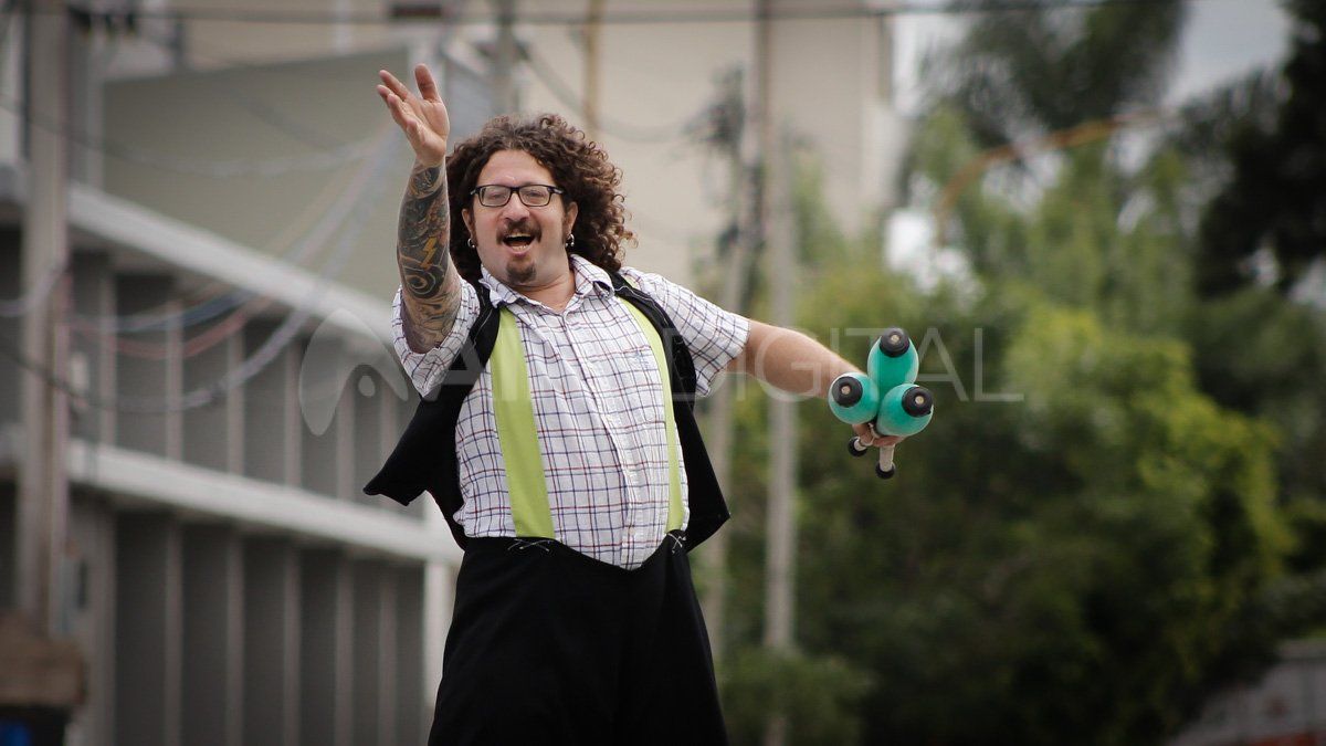 Malabarear la calle: los artistas de las esquinas de Santa Fe