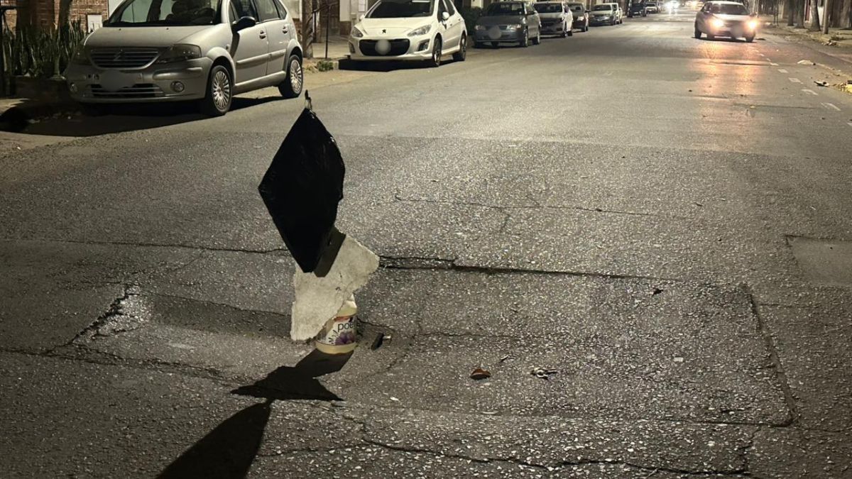 Los vecinos de barrio Sur improvisaron una señal con un bidón, un palo de escoba y bolsas de residuos.