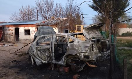 El Ford Focus, que ya había sido dañado en el incendio de la vivienda, ahora quedó completamente destruido. El Ford Focus, que ya había sido dañado en el incendio de la vivienda, ahora quedó completamente destruido.