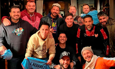 Julián Álvarez y un gran festejo junto a una de sus bandas preferidas. Julián Álvarez y un gran festejo junto a una de sus bandas preferidas.