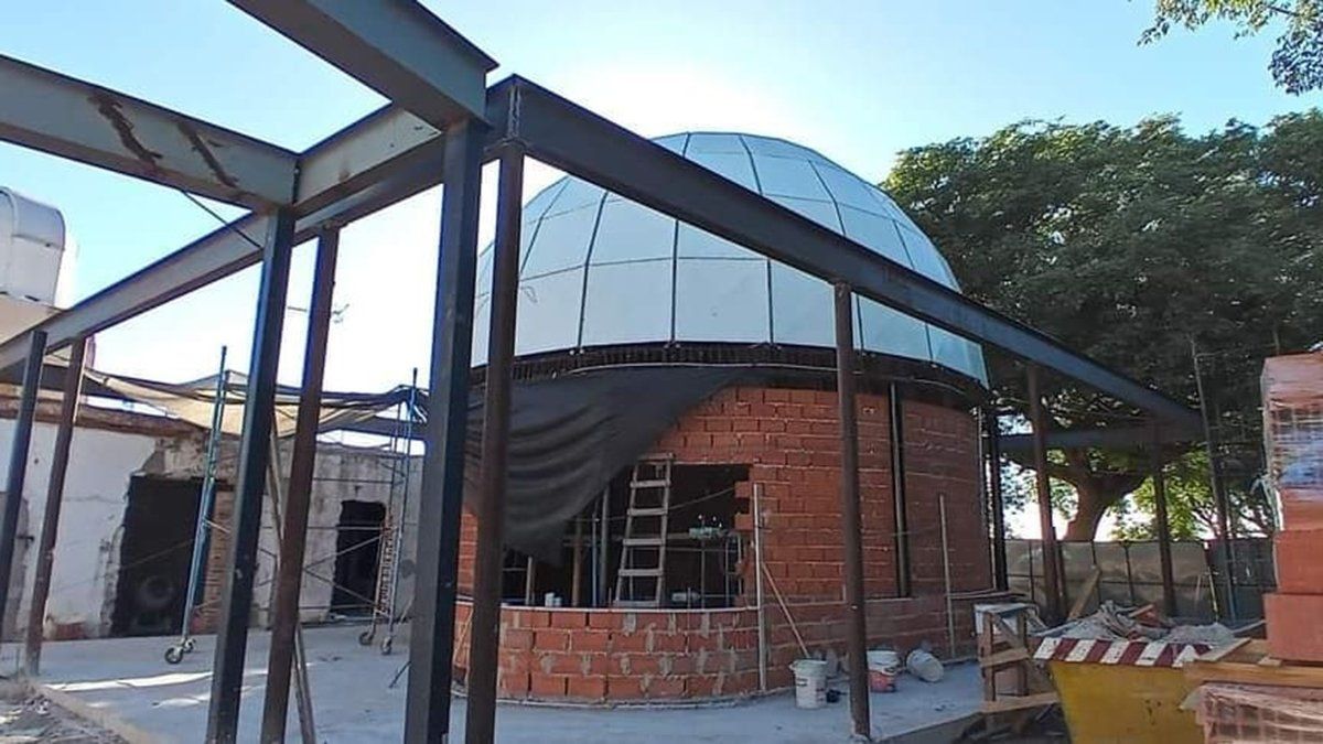 El cilindro del planetario va tomando forma, con paredes dobles y cámara de aire para mejor acústica.
