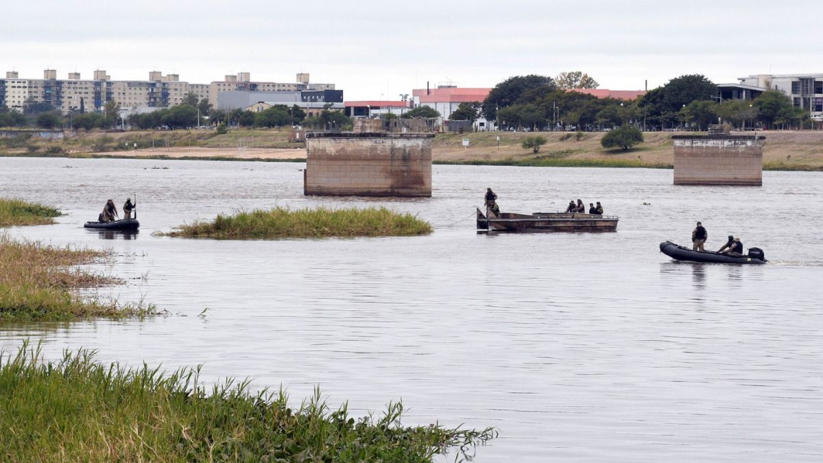 La Municipalidad y el Ejército iniciaron un trabajo de al menos tres meses para remover camalotes y mantener limpia la Laguna Setúbal.