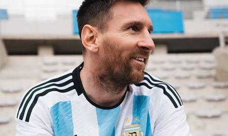 Lionel Messi en la presentación de la camiseta de la Selección Argentina previo al Mundial de Qatar 2022. Lionel Messi en la presentación de la camiseta de la Selección Argentina previo al Mundial de Qatar 2022.