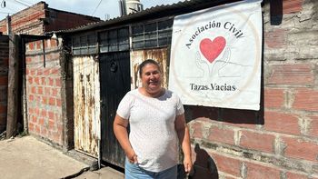 Cecilia Lizerra es referente de la Asociación Civil Tazas Vacías, que en esta ocasión reúne útiles escolares.