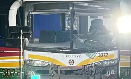 Chocaron tres micros con hinchas de Estudiantes que iban a Santiago del Estero para la final con Racing Chocaron tres micros con hinchas de Estudiantes que iban a Santiago del Estero para la final con Racing