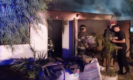 La casa incendiada está ubicada en calle Menchaca al 9700. La casa incendiada está ubicada en calle Menchaca al 9700.