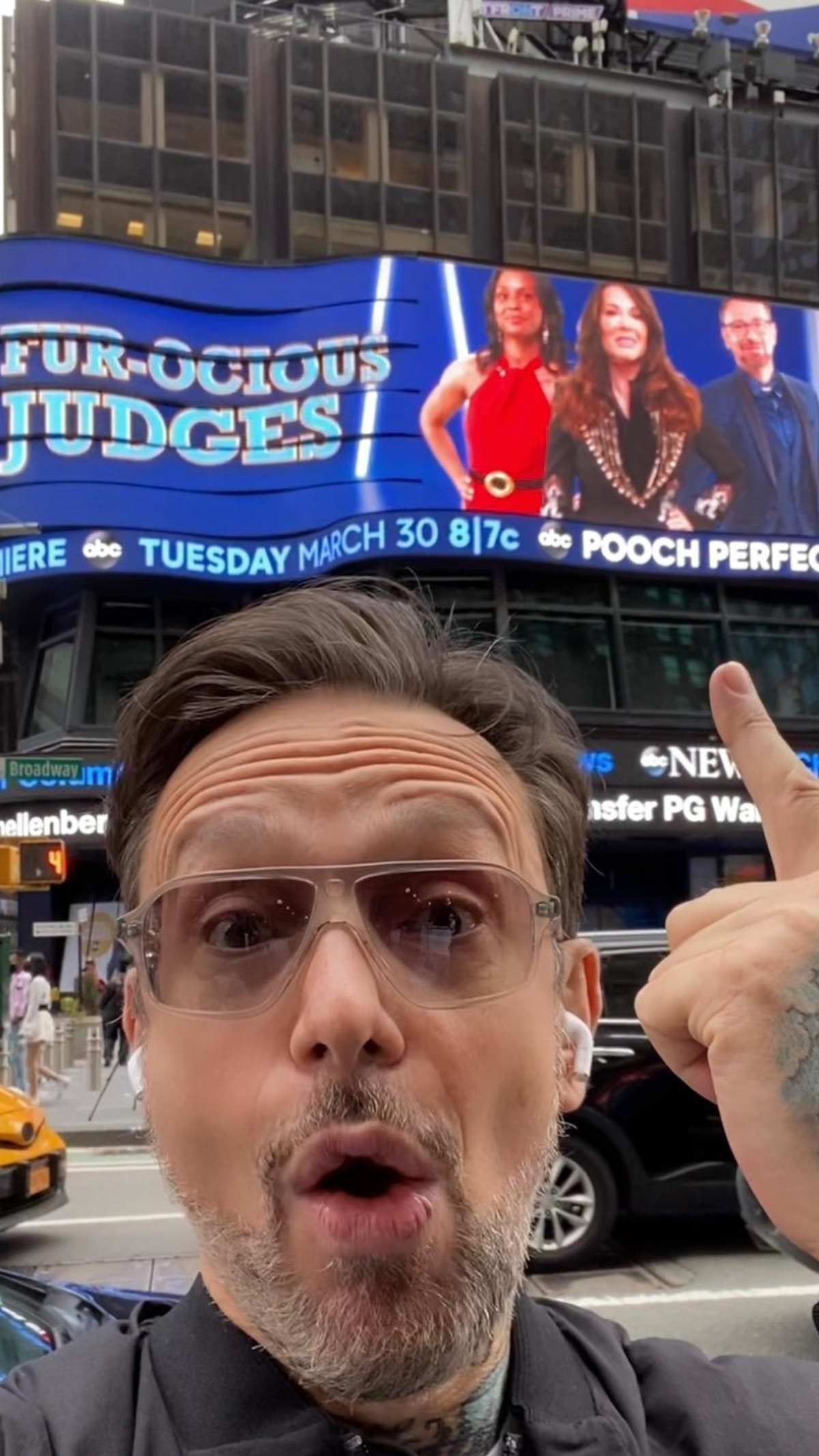 El momento en el cual Jorge se vio en la marquesina de Times Square. El momento en el cual Jorge se vio en la marquesina de Times Square.