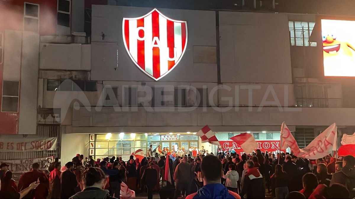 Sobre la vereda y la calle, los hinchas se manifestaron frente a la sede de Unión. Sobre la vereda y la calle, los hinchas se manifestaron frente a la sede de Unión.