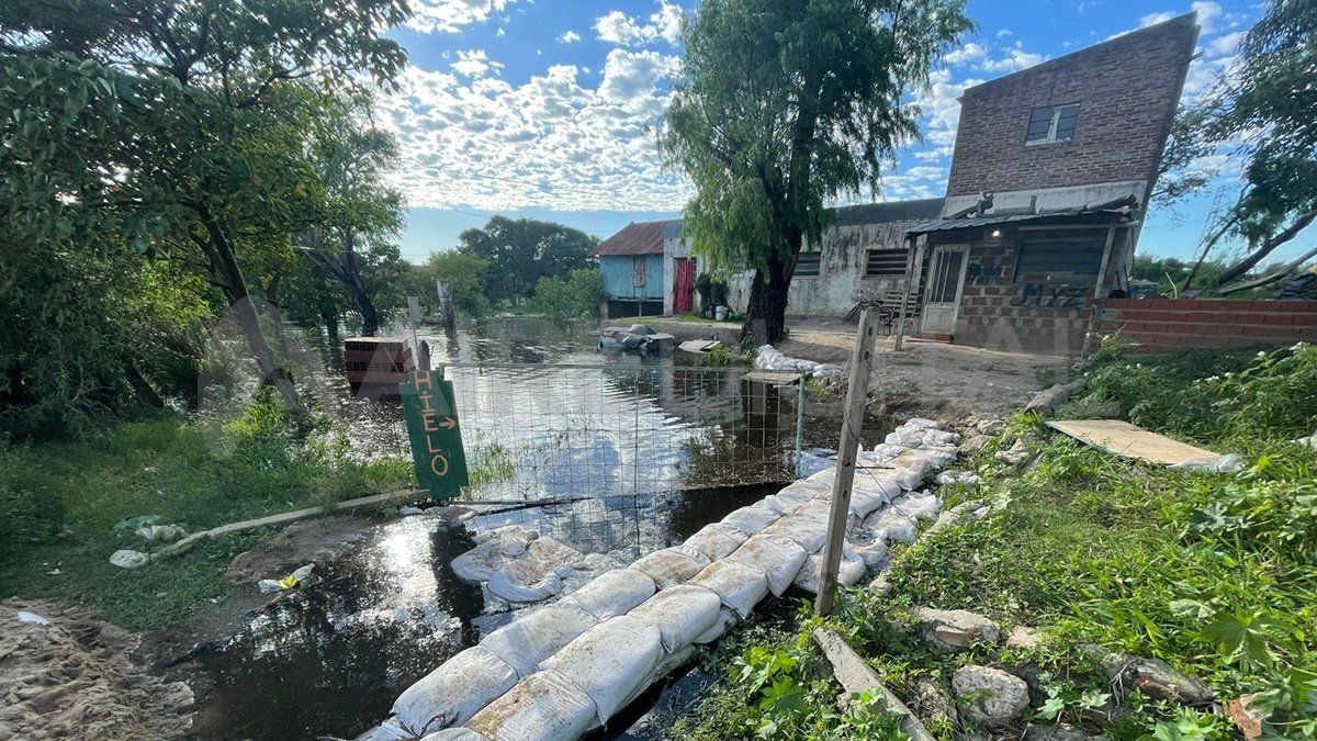 Vuelta del Paraguayo: el agua traspasó las bolsas de arena y hay vecinos aislados
