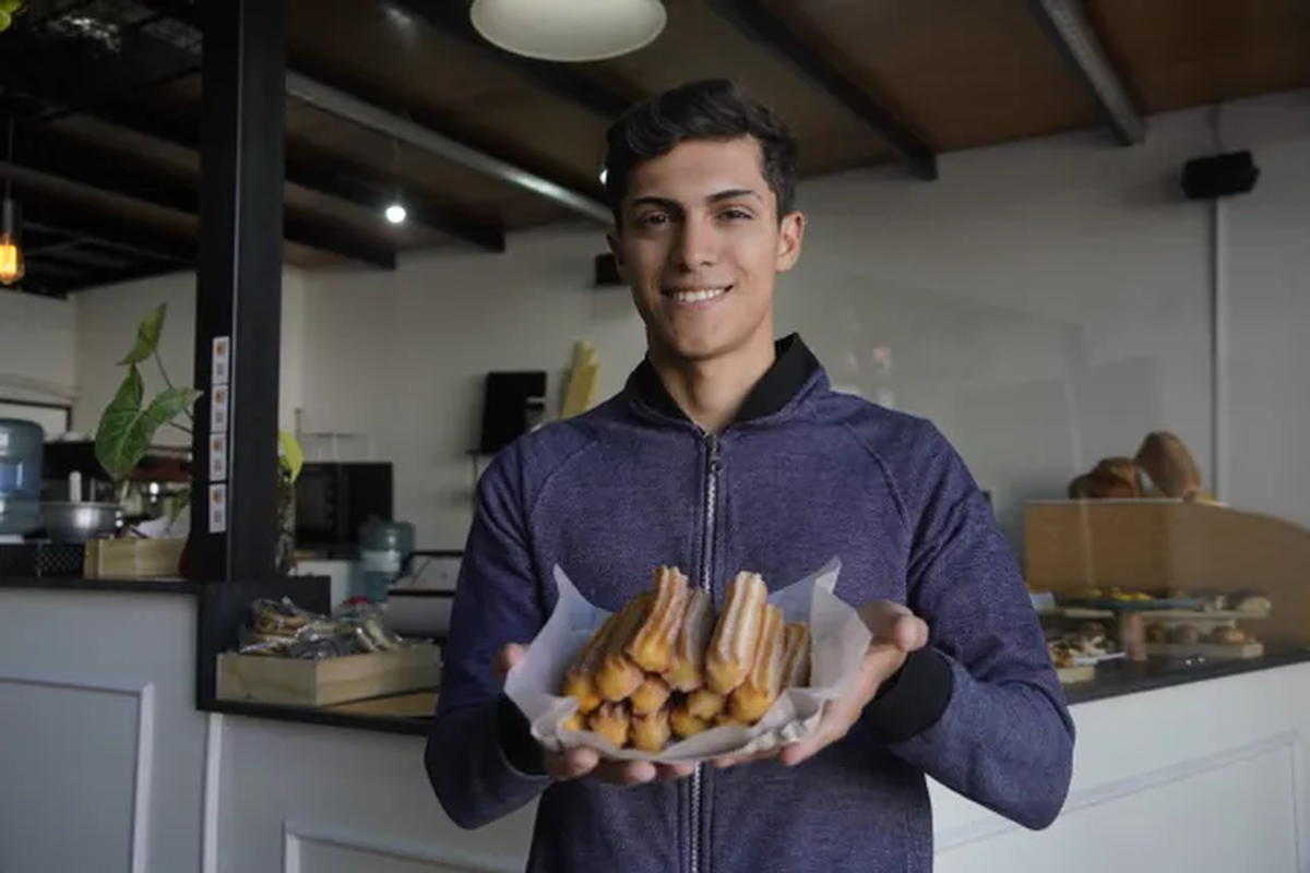 Juan Pablo y los churros de la churrería de Funes. Juan Pablo y los churros de la churrería de Funes.