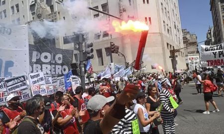 organizaciones sociales marchan por el centro porteno en reclamo de empleo y en rechazo al fmi organizaciones sociales marchan por el centro porteno en reclamo de empleo y en rechazo al fmi