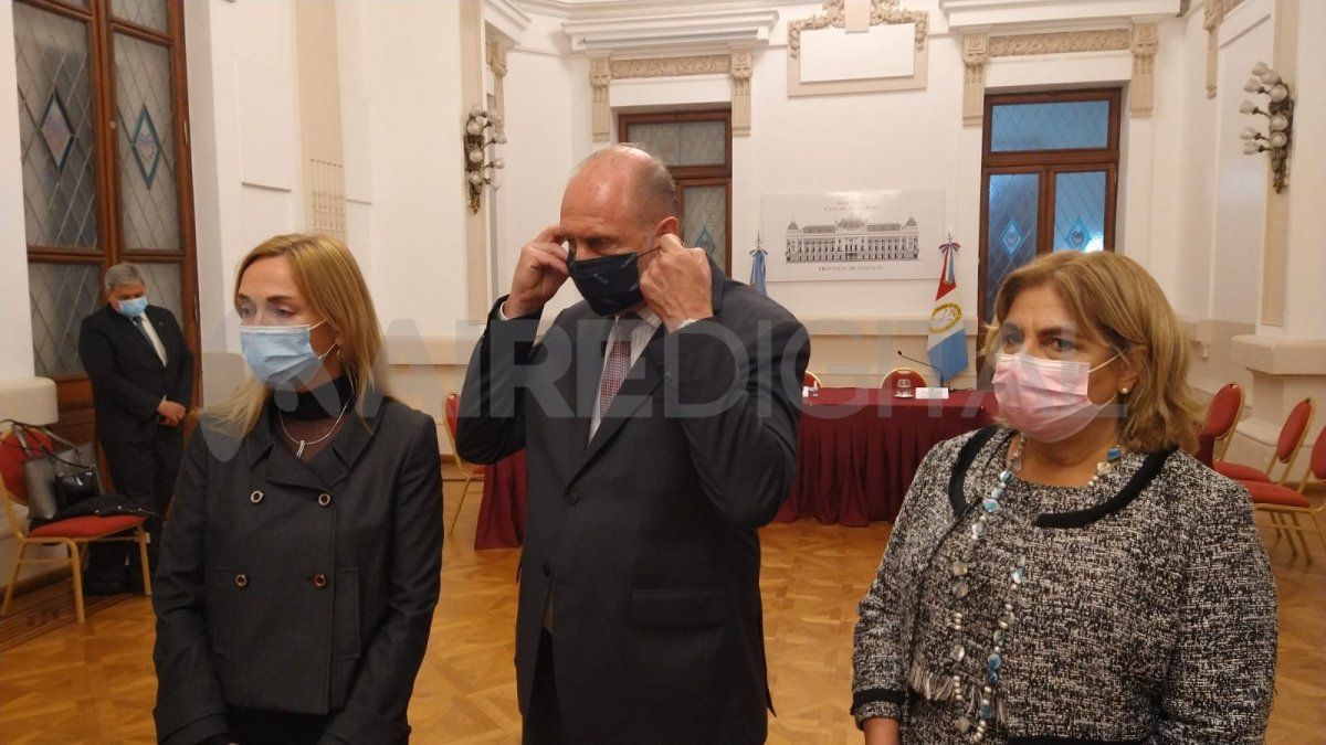 El gobernador Perotti y la ministra de Salud Martorano, junto a la representante de la OPS/OMS en Argentina, Eva Jané Llopis.