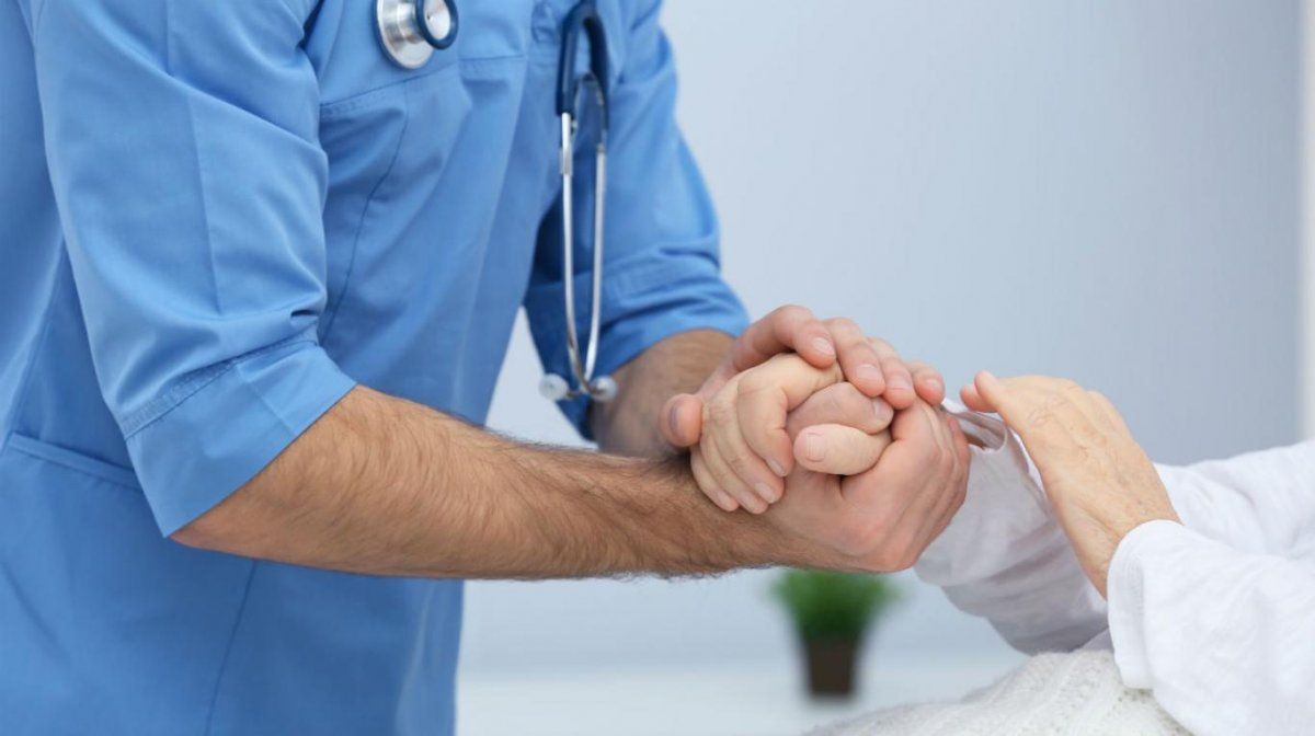 Tomar de la mano a una persona alivia el dolor