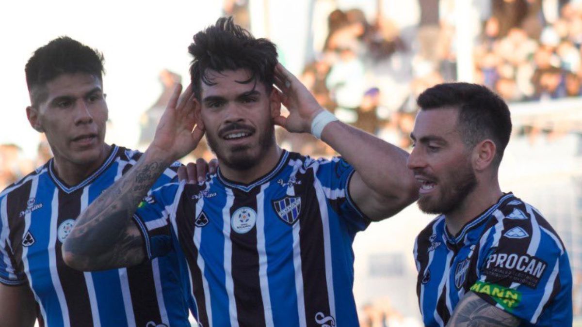 Axel Rodríguez, exjugador de Colón, festejando un gol con la camiseta de Almagro. Axel Rodríguez, exjugador de Colón, festejando un gol con la camiseta de Almagro.
