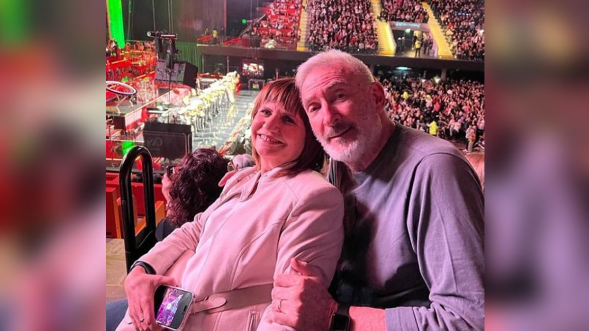 Entre el público asistente al Movistar Arena le pedían fotos y alentaban camino a las generales.