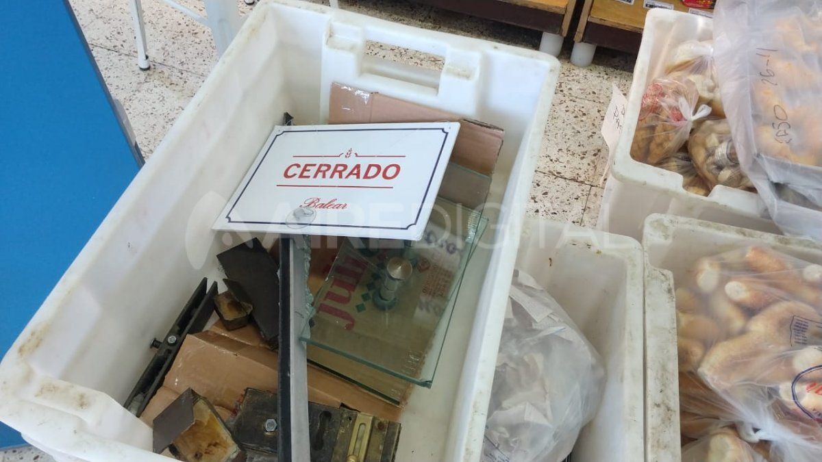 Los restos de la puerta de blindex que rompieron los ladrones para ingresar al local.