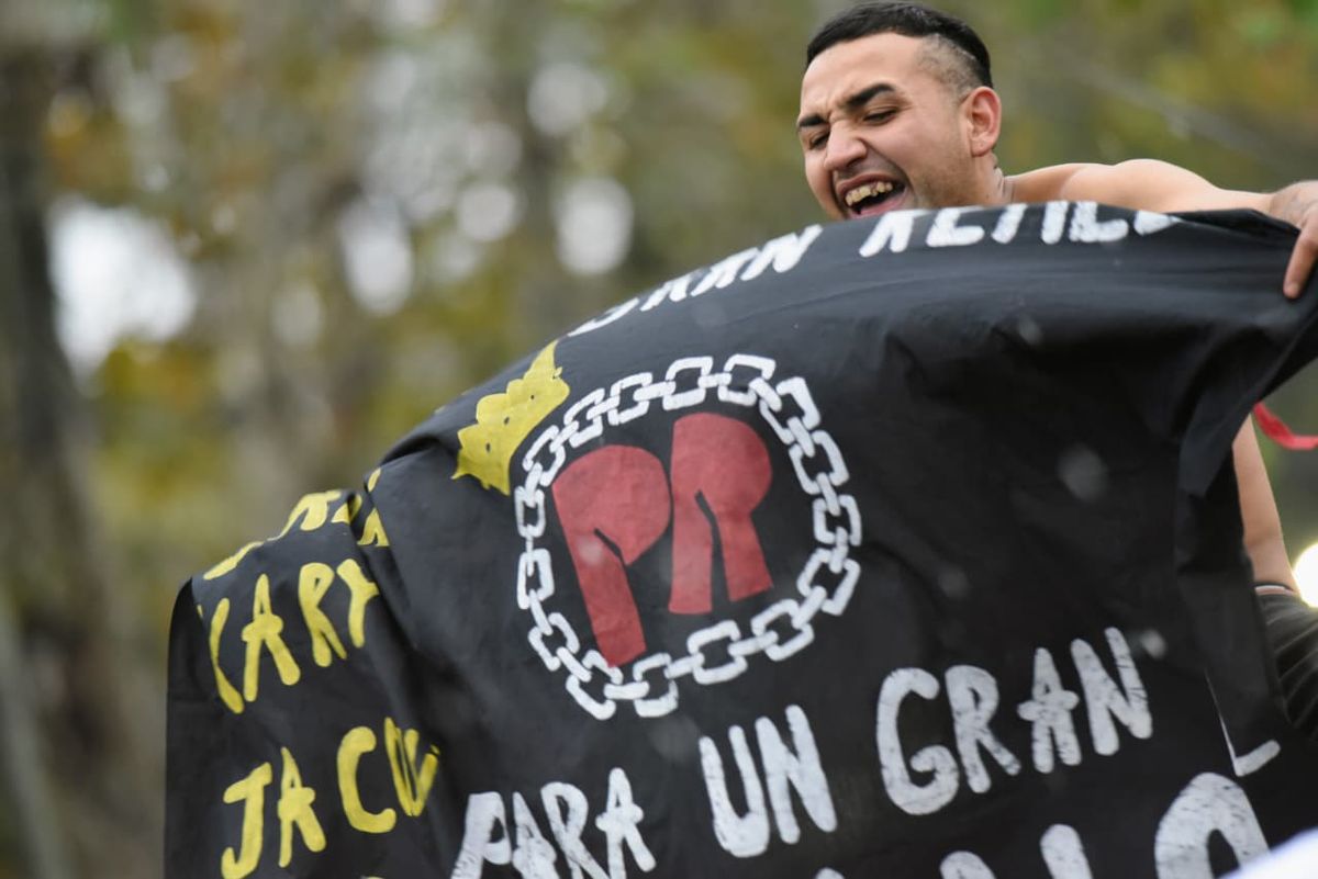 Banderas del Indio y de los Redondos, una postal repetida en Avellaneda.
