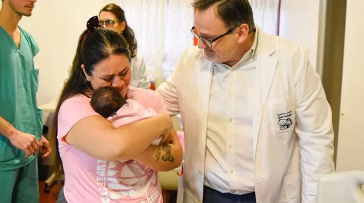 La beba junto a su madre al momento de recibir el alta. La beba junto a su madre al momento de recibir el alta.