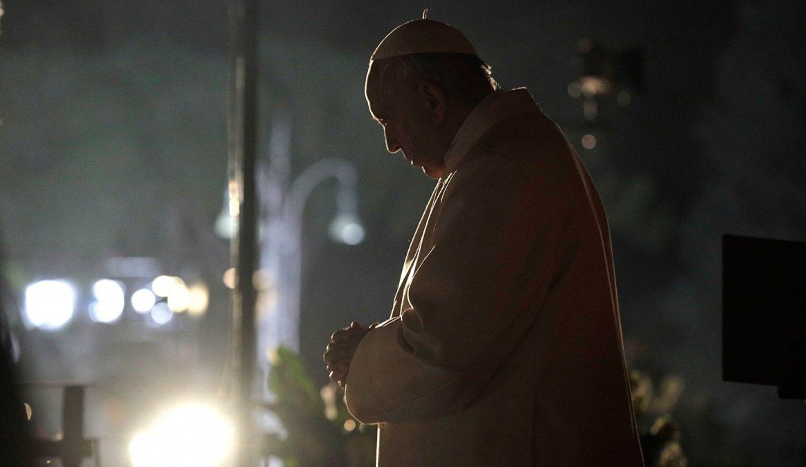 El Papa Francisco encabezó el Vía Crucis en Roma