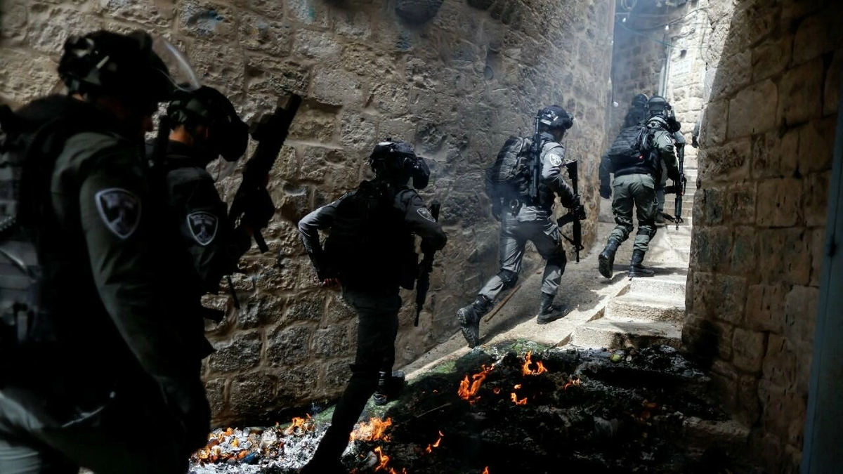 La policía fronteriza israelí patrulla un callejón en la Ciudad Vieja de Jerusalén el 17 de abril de 2022.