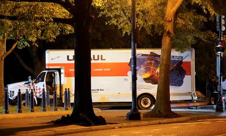 Después de chocar inicialmente, el conductor golpeó las barreras por segunda vez. Después de chocar inicialmente, el conductor golpeó las barreras por segunda vez.