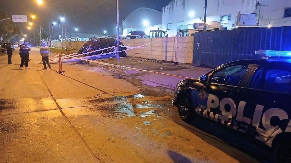 El conductor perdió el control de un Volkswagen Vento y chocó contra una columna. El conductor perdió el control de un Volkswagen Vento y chocó contra una columna.