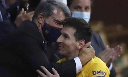 Tras los abucheos recibidos en Paris Saint-Germain, Lionel Messi se plantea retornar al Fútbol Club Barcelona a partir de la próxima temporada. Tras los abucheos recibidos en Paris Saint-Germain, Lionel Messi se plantea retornar al Fútbol Club Barcelona a partir de la próxima temporada.