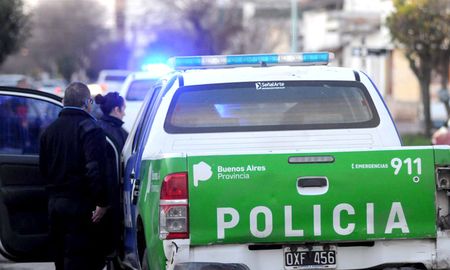 Matan a puñaladas a una mujer en Buenos Aires y por el femicidio buscan a su expareja. Matan a puñaladas a una mujer en Buenos Aires y por el femicidio buscan a su expareja.