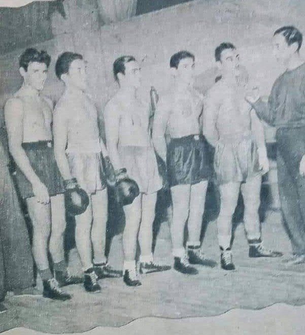 Representando a Boca en Buenos Aires, Tito Agrafogo (segundo desde la derecha), fue campeón de los Barrios.