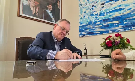El senador provincial Felipe Michlig presentó dos acciones de amparo por la inacción de Vialidad Nacional en la RN34. El senador provincial Felipe Michlig presentó dos acciones de amparo por la inacción de Vialidad Nacional en la RN34.