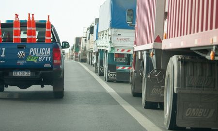 El objetivo es ordenar el tránsito y prevenir siniestros, ante la intensa circulación de transporte de cargas que se dirigen a los puertos de la zona del cordón industrial. El objetivo es ordenar el tránsito y prevenir siniestros, ante la intensa circulación de transporte de cargas que se dirigen a los puertos de la zona del cordón industrial.