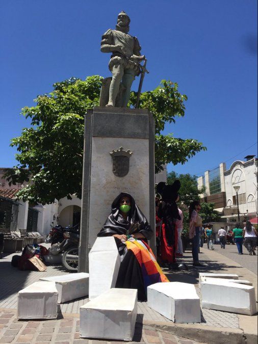 Vestida de negro y rodeada de ataúdes pequeños (que simbolizan la muerte infantil), la referente wichi Octorina Zamora se manifestó por la reapertura del Centro de Recuperación Nutricional del Hospital Juan Domingo Perón. “Con niños con hambre, no hay futuro”, sostuvo (Foto: @HIJOS_Salta)