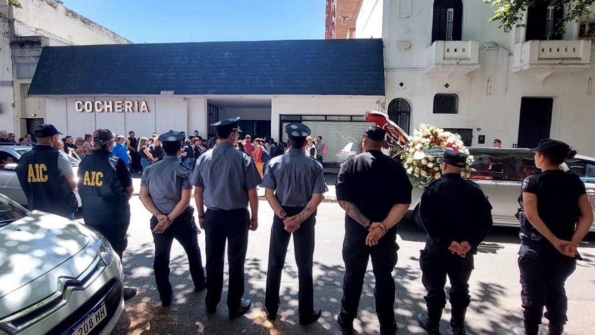 El velorio se realizó en una sala velatoria del macrocentro de Rosario y estuvieron presentes familiares, amigos y compañeros de la fuerza policial.