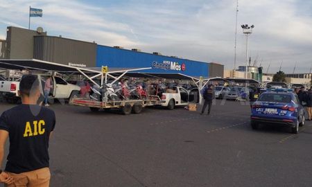 Dejó una camioneta y seis motos abandonadas y se fugó. Dejó una camioneta y seis motos abandonadas y se fugó.
