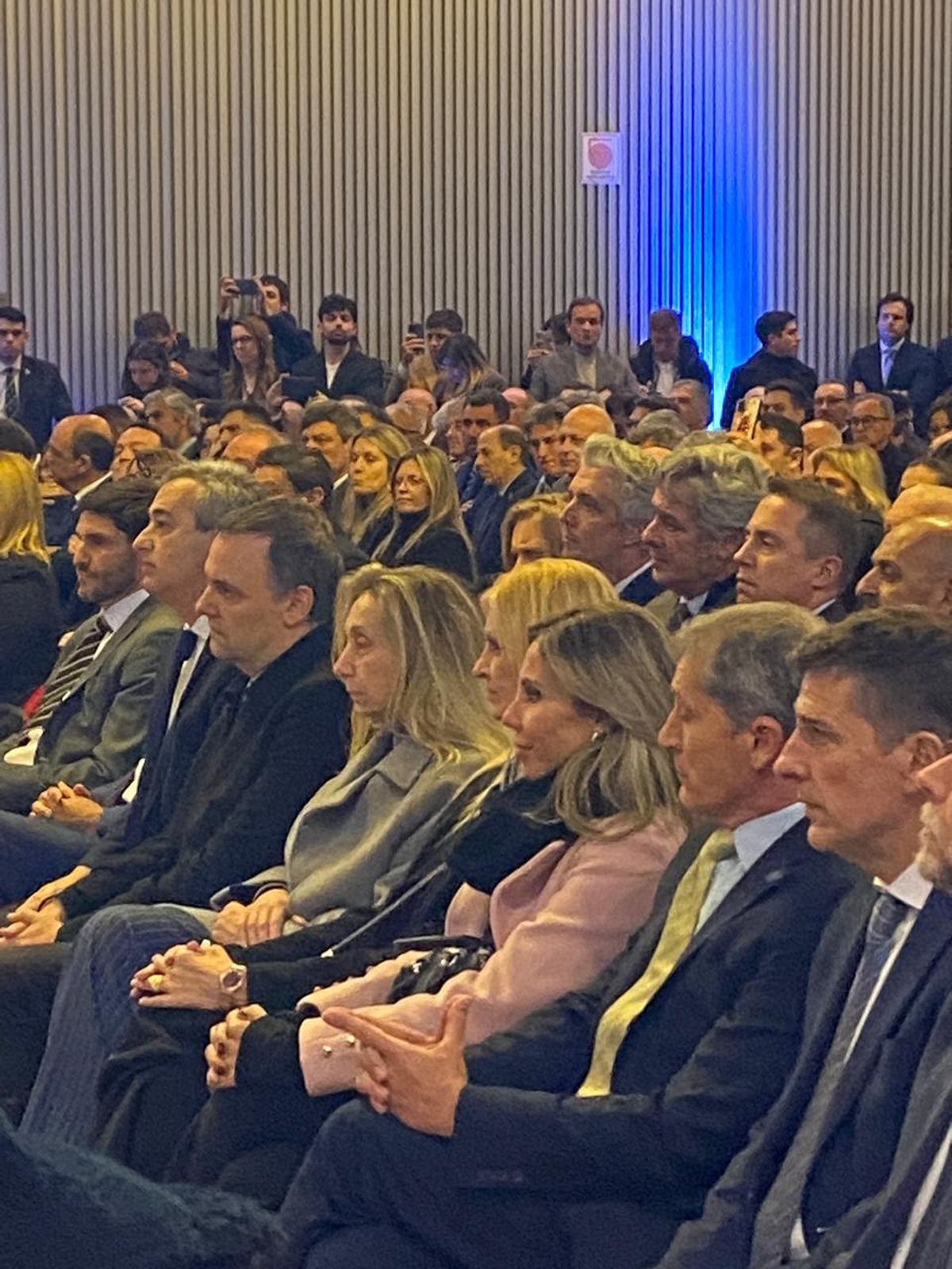 Yuyito González ocupó un asiento en la Bolsa de Comercio de Rosario donde habló Javier Milei. Yuyito González ocupó un asiento en la Bolsa de Comercio de Rosario donde habló Javier Milei.