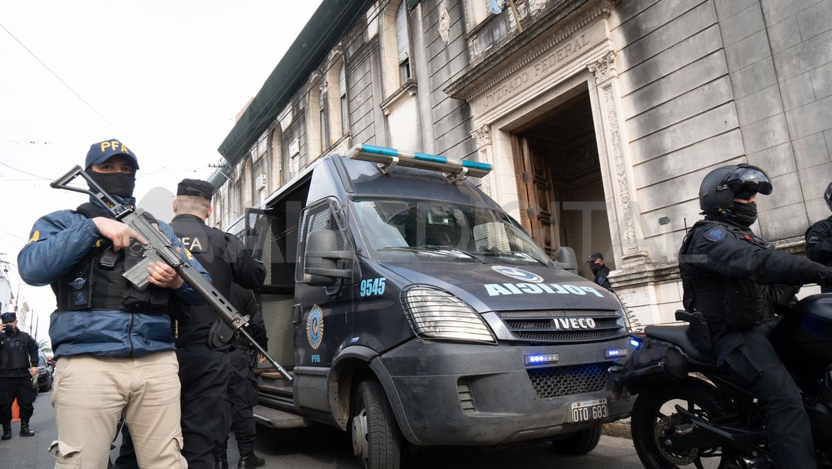 Equipos tácticos custodiaron el móvil que trasladó al matrimonio que estuvo prófugo durante más de dos años.