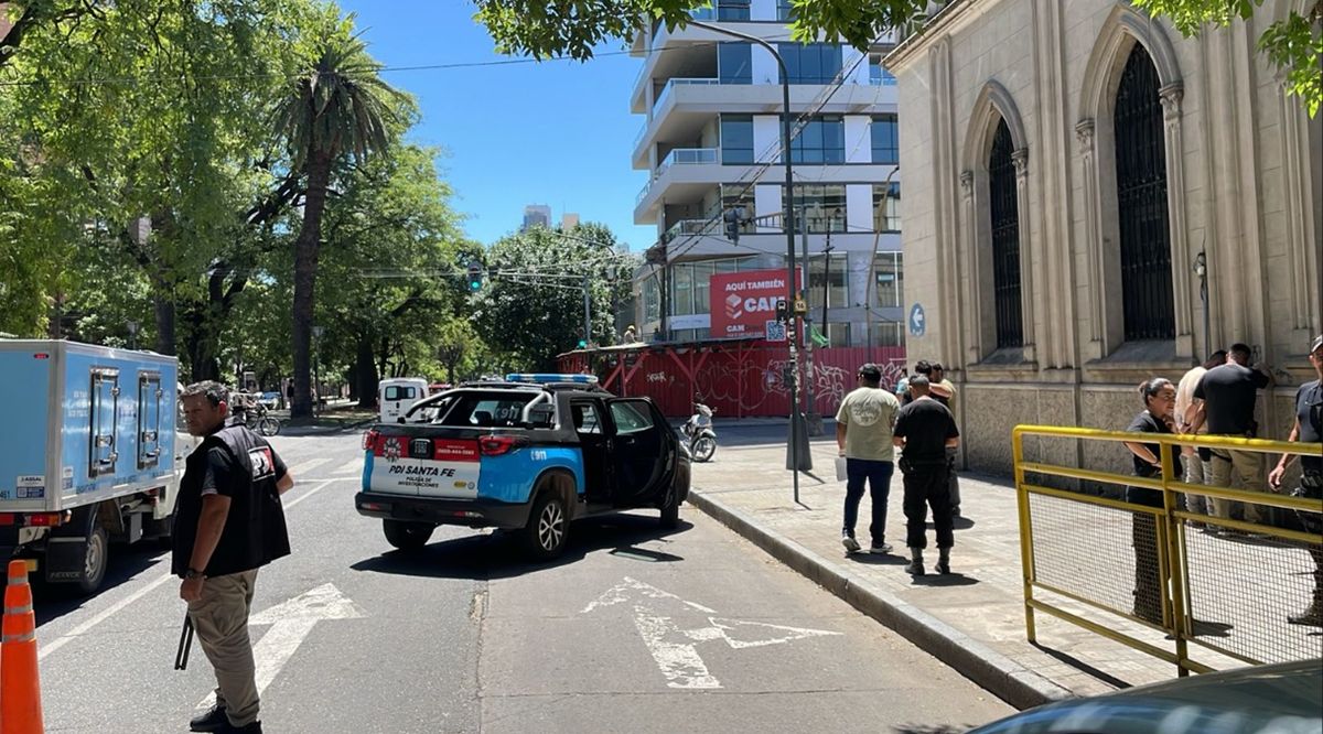 Personal de PDI en la esquina en donde se dio el procedimiento policial. Personal de PDI en la esquina en donde se dio el procedimiento policial.