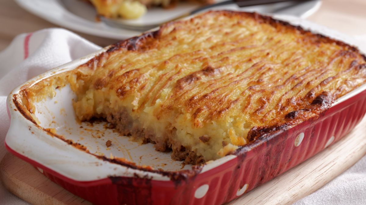 Con una cubierta bien gratinada y crocante, el pastel de papa de Carmen es el plato perfecto para este otoño. Con una cubierta bien gratinada y crocante, el pastel de papa de Carmen es el plato perfecto para este otoño.