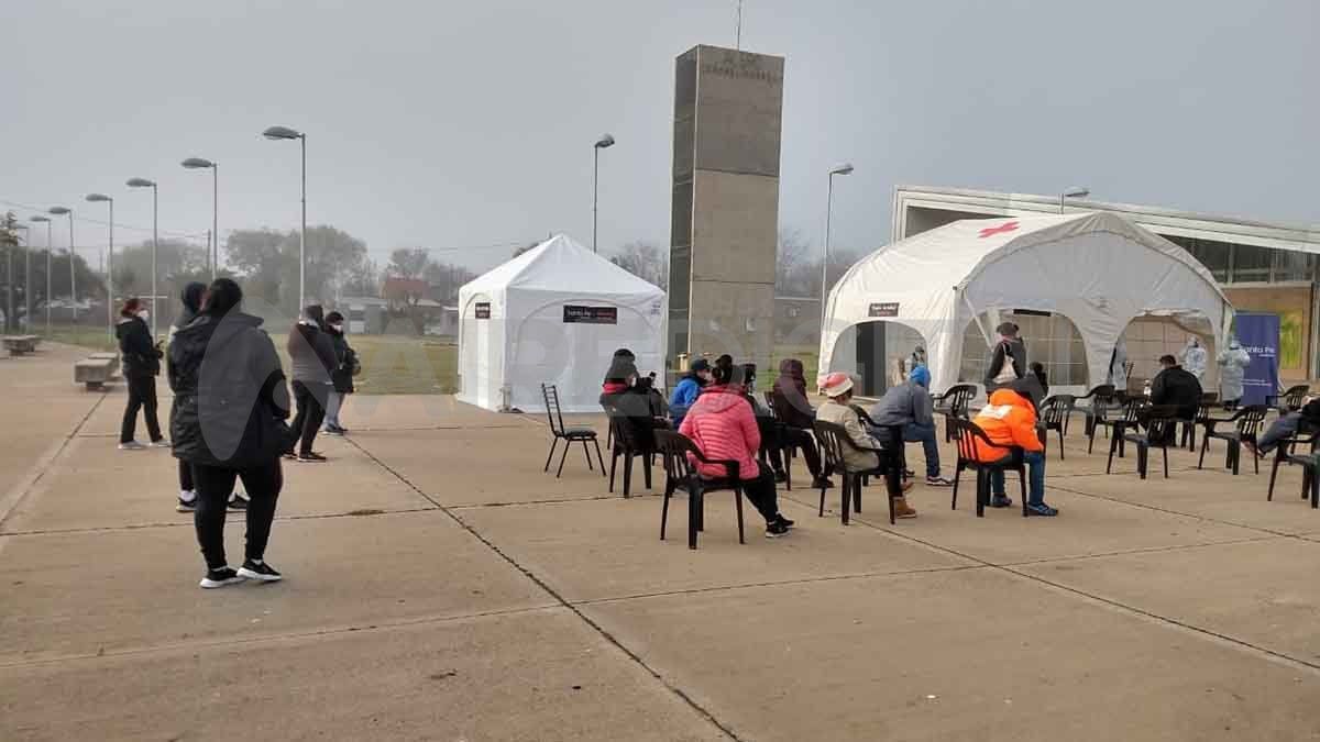 Decenas de personas se acercaron al puesto de testeo masivo de El Alero durante la mañana de este martes para realizarse una prueba por posible covid.