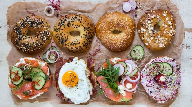 La receta fácil de bagels que no necesita levadura y se prepara con solo 4 ingredientes.