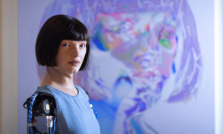 Ai-Da: la robot humanoide que escribe poesía y pinta obras de arte Ai-Da: la robot humanoide que escribe poesía y pinta obras de arte